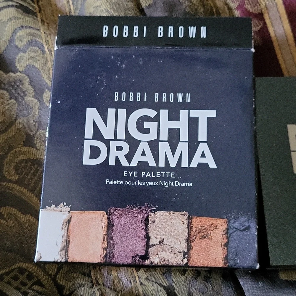 Bobbie brown hp  duo  boxed new eyeshadow brush comes with this new Palette